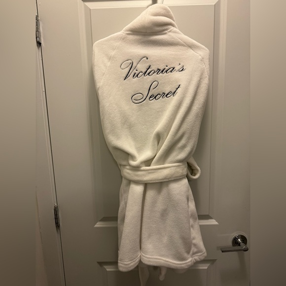 Victoria Secret plush robe. White. - Picture 1 of 3
